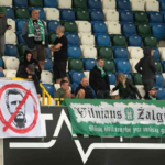 VIDEO Fa ti bagajele Fanii lui FK Zalgiris arunca valize pe teren