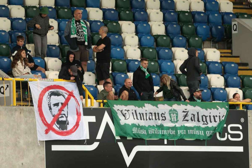 VIDEO Fa ti bagajele Fanii lui FK Zalgiris arunca valize pe teren