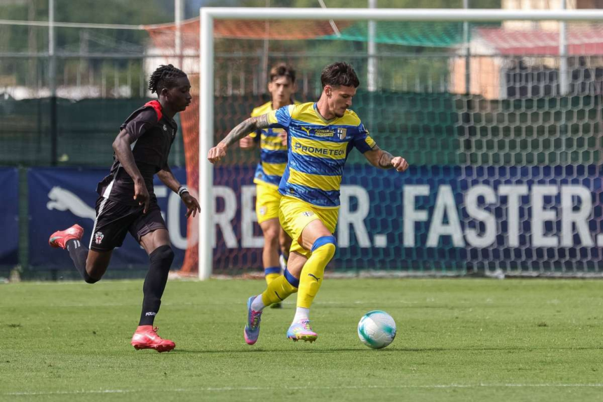 negocieri pentru transferul lui dennis man in champions league