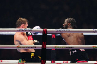 Crawford l a invins pe Alvarez si e campion la a treia categorie