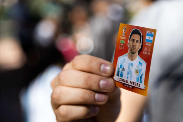 Un card Panini cu Lionel Messi vandut la licitatie
