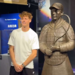 Jannik Sinner si statuia de teracota Pare mai puternic decat mine